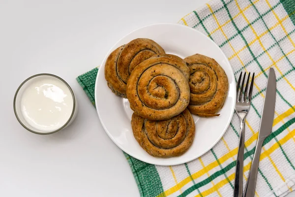 Ev yapımı hamur işi ıspanaklı, peynirli ve peçeteli yoğurtlu hamur işi.