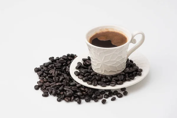 Taza Café Blanco Con Granos Café Aislados Fondo Blanco — Foto de Stock