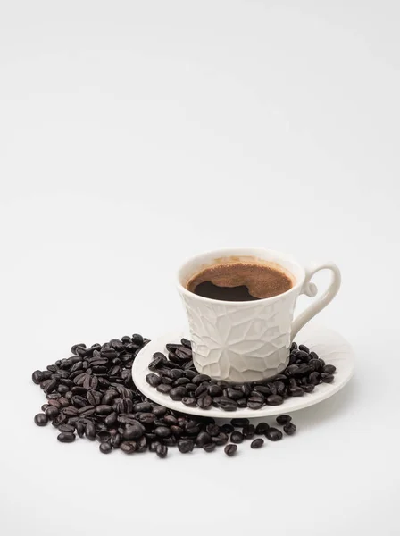 Λευκό Φλιτζάνι Καφέ Κόκκους Καφέ Που Απομονώνονται Στο Λευκό Φόντο — Φωτογραφία Αρχείου