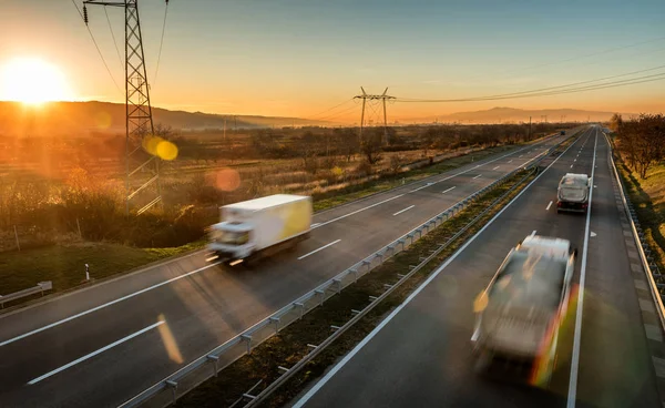 Tráfico Alta Velocidad Una Carretera Través Del Paisaje Rural Conducción — Foto de Stock