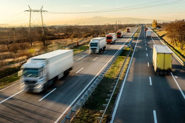 Convoglio Camion Consegna Alta Velocità Guida Autostrada Attraverso Paesaggio Rurale — Foto Stock