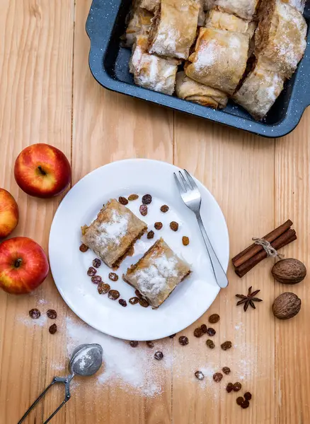 Appeltaart Apple Strudel Taart Met Appelen Kaneel Walnoten Rozijnen Bestrooid — Stockfoto