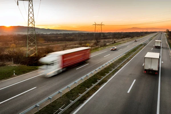 Levering Vrachtwagens Auto Hoge Snelheid Rijden Een Snelweg Door Het — Stockfoto