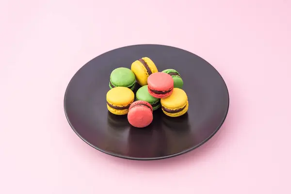 Tasty French Macarons Black Plate Pink Pastel Background Red Yellow — Stock Photo, Image
