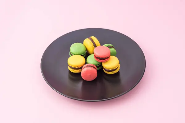 Sabrosos Macarrones Franceses Plato Negro Sobre Fondo Rosa Pastel Macarrones — Foto de Stock