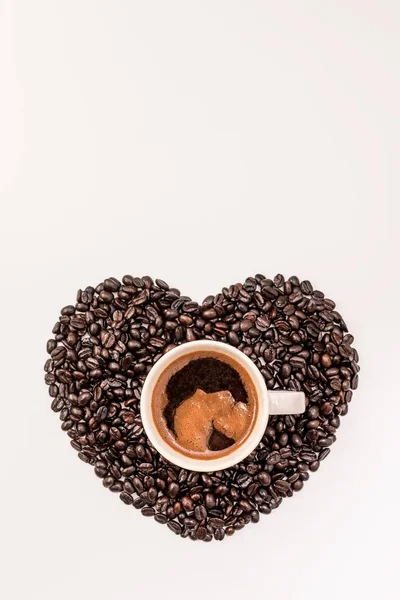 Вид Сверху Вкусный Кофе Чашке Кружке Сердцем Кофейных Зерен Белом — стоковое фото