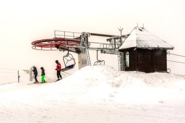 Kopaonik, Sırbistan - 28 Ocak 2020: Kayakçılar, Sırbistan 'ın 36 km pistli en büyük kayak merkezi Kopaonik kayak merkezinin kablo hattında
