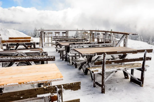 Stoły Restauracyjne Świeżym Powietrzu Śnieżnym Zimowym Krajobrazie Kopaonik Serbia — Zdjęcie stockowe
