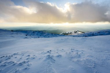 Kış karlı dağların manzarası ve güneşli bulutlu gökyüzü. Kopaonik, Sırbistan