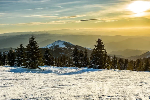 Impresionante Paisaje Nevado Invierno Montaña Con Árboles Picos Día Montaña — Foto de Stock