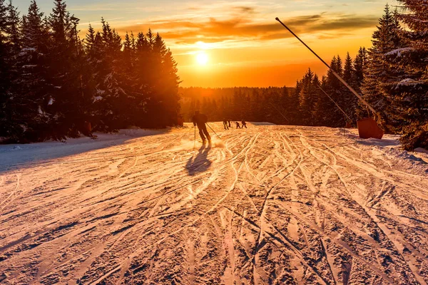 Sırbistan Kopaonik Dağı Nda Gün Batımında Bir Kayak Merkezi Manzarası — Stok fotoğraf