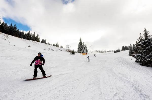 Kopaonik Serbia Enero 2020 Esquiadores Snowboarders Una Pista Esquí Estación — Foto de Stock