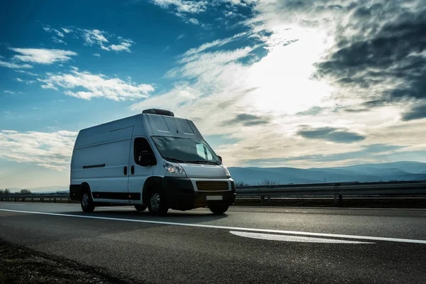 Weißer Transporter Transportiert Bei Strahlendem Sonnenuntergang Über Die Autobahn — Stockfoto