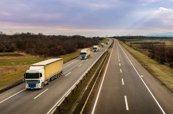 Konwój Lub Przyczepa Ciężarówkami Transportowymi Autostradzie Jasny Niebieski Dzień Transport — Zdjęcie stockowe