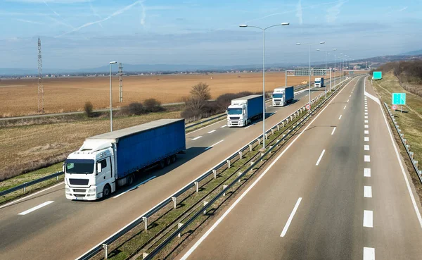 Konvoi Oder Karawane Von Lastkraftwagen Auf Einer Autobahn Einem Strahlend — Stockfoto