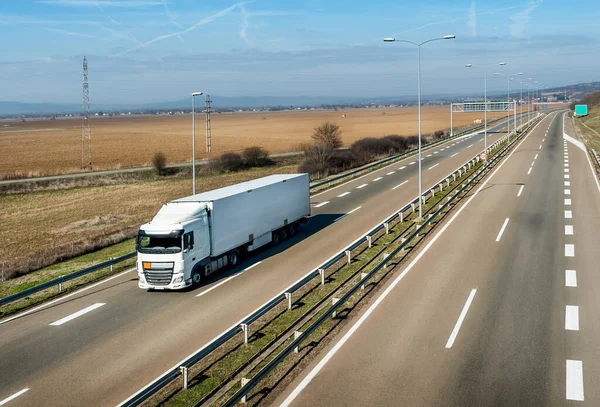 Weißer Lkw Auf Einer Ländlichen Landstraße Unter Einem Schönen Blauen — Stockfoto