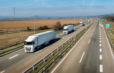 Kırsal alanda dört şeritli bir otoyolda tank sarnıçı.