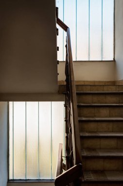 Eski bir evde korkuluklu ahşap merdiven. Eski merdivenlerin iç dekorasyonu. İnsansız Merdivenli Eski Ev Tasarımı Ayrıntıları