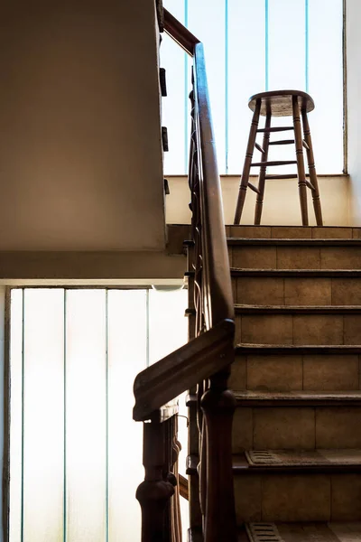 집에서 수작업을 계단에 계단의 의자와 케이스가 디자인 — 스톡 사진