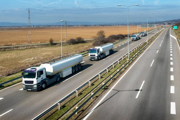 Convoy Caravana Camiones Cisterna Una Sinuosa Carretera Través Del Paisaje — Foto de Stock