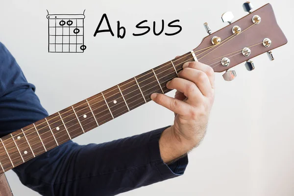 Learn Guitar Homem Camisa Azul Escura Tocando Acordes Guitarra Exibidos — Fotografia de Stock