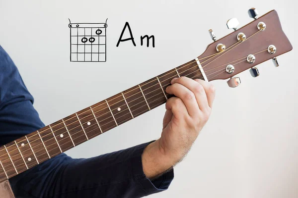 Learn Guitar Homem Camisa Azul Escura Tocando Acordes Guitarra Exibidos — Fotografia de Stock