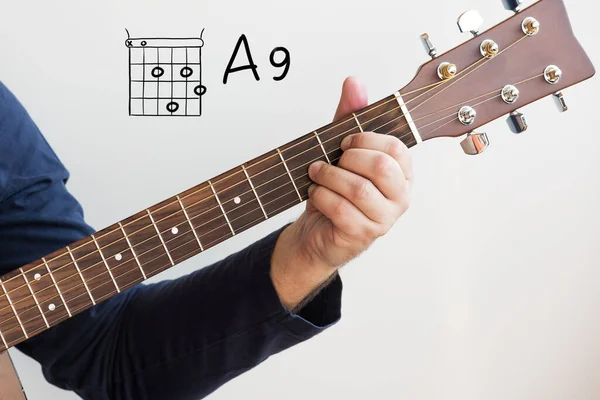 Dowiedz Się Gitara Człowiek Ciemnoniebieskiej Koszuli Gra Gitarze Akordy Wyświetlane — Zdjęcie stockowe