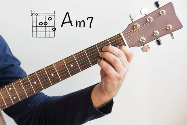 Nauka Gry Gitarze Mężczyzna Granatowej Koszuli Grający Akordach Gitarze Akord — Zdjęcie stockowe
