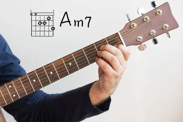 Aprender Guitarra Hombre Con Una Camisa Azul Oscuro Tocando Acordes — Foto de Stock