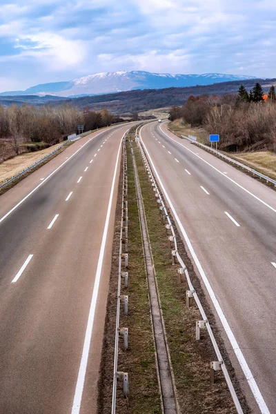 Víceproudová Prázdná Silnice Vedoucí Zasněžených Hor — Stock fotografie