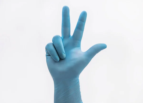 Mão Com Luvas Médicas Proteção Azul Látex Mostrando Três Dedos — Fotografia de Stock