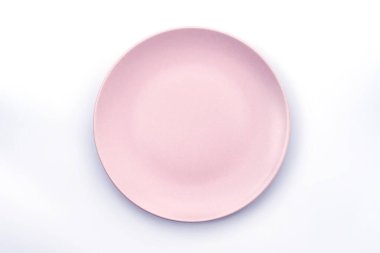 Beyaz arkaplan görünümünde boş pembe tabak izole