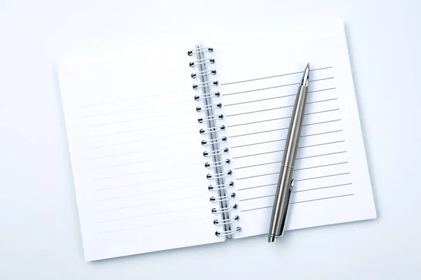 Notizbuch Mit Stift Auf Weißem Bürotisch Öffnen — Stockfoto