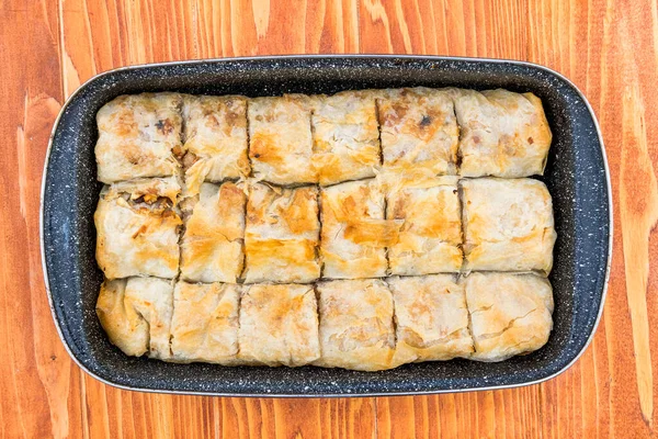 Torta Maçã Strudel Caseiro Uma Placa Ferro Cozimento Uma Mesa — Fotografia de Stock