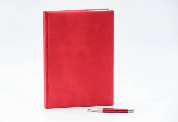 Red Notebook Red Pen Izolované Bílém Pozadí Obchodní Koncept Zboží — Stock fotografie