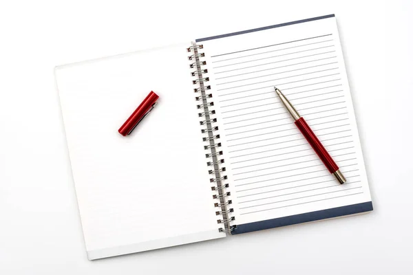 Otwarty Notatnik Długopisem Białym Stole Biurowym — Zdjęcie stockowe