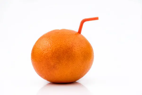 Izolált Grépfrútlé Egy Egész Red Grapefruit Narancs Szalmával Fehér Alapon — Stock Fotó