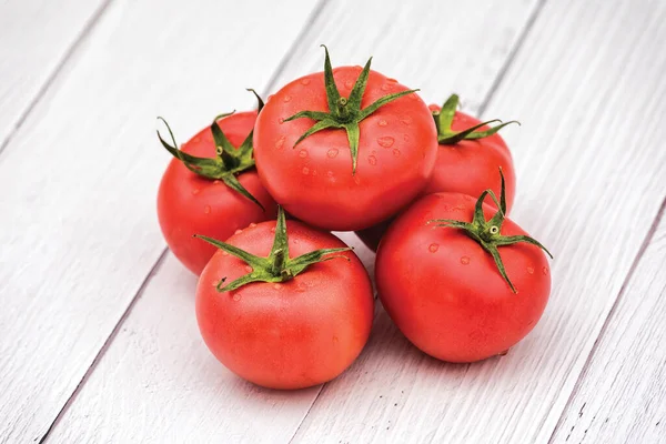 Raw Ripe Pink Heirloom Organic Tomatoes White Wooden Background Vegetarian — Stock Photo, Image