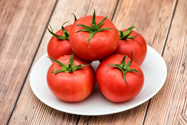 Raw Ripe Pink Heirloom Organic Tomatoes Wooden Background Vegetarian Vegan — Stock Photo, Image