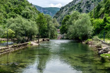 Kuzey Makedonya 'nın batısındaki Treska nehri, Vardar' ın sağ kolu, Matka Kanyonu ve Barajı 'nın hemen altında -kano yarışmalarıyla tanınan