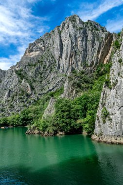 Matka Kanyonu ve Matka Gölü - Üsküp 'ün orta kesiminin batısında, Kuzey Makedonya. Burası Makedonya 'nın en popüler açık hava merkezlerinden biri ve çok sayıda ortaçağ manastırına ev sahipliği yapıyor.