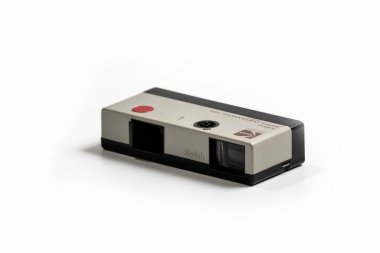 Nis, Sırbistan - 11 Mayıs 2020. Kodak Instamatic 100, beyaz arka planda eski bir cep kamerası.