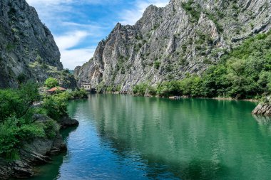 Matka Kanyonu ve Matka Gölü - Üsküp 'ün orta kesiminin batısında, Kuzey Makedonya. Burası Makedonya 'nın en popüler açık hava merkezlerinden biri ve çok sayıda ortaçağ manastırına ev sahipliği yapıyor.