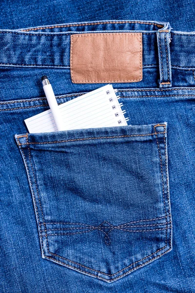 小さなノートとペンで古典的なブルーデニムパンツのジーンズのバックポケットの閉鎖 — ストック写真