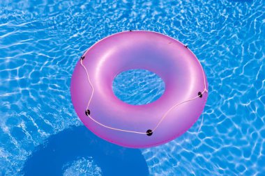Kauçuk halka yüzme havuzunda