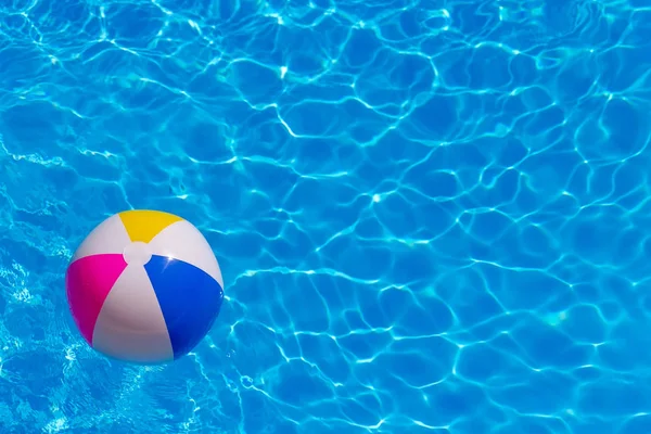 Rubberen bal in het zwembad — Stockfoto