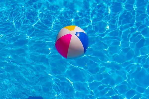 Boule en caoutchouc dans la piscine — Photo