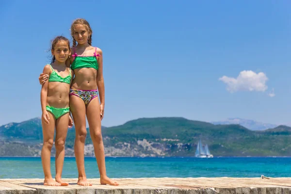 Kızlar denizde ahşap iskele üzerinde