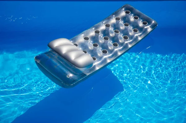 Matelas dans la piscine — Photo