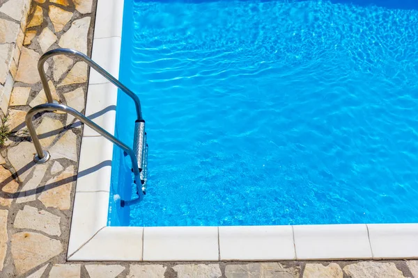 Piscine le jour ensoleillé — Photo